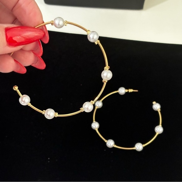 And now this.. gold tone faux pearl large hoop earring - Picture 3 of 5